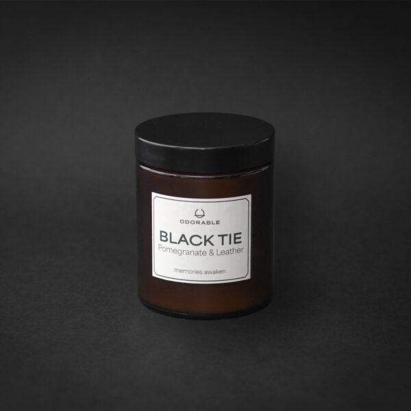 lumanare-sticla-bruna-parfum-black-tie
